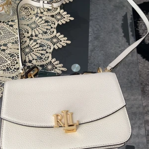 Ralph Lauren väska  - Säljer en helt ny Ralph Lauren axelväska. Aldrig kommit till användning med prislapp fortfarande på 