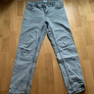Gråa grunt jeans  - Tjena säljer nu mina grunt jeans då dom är för små använda men ändå i bra skicka köpta för 800 hör av er vid minsta fundering