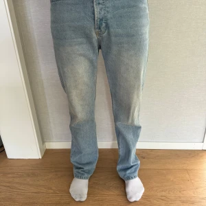 Ljusblå jeans - Det är storlek 29, loose fit jeans ljusblå som aldrig är använda så det är mycket bra skick på jeansen.