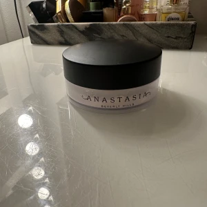 Anastasia Beverly hills puder - Säljer mitt endast testade Anastasia puder så jag inte tyckte om de. Helt orörd sen jag testade med en ny puder puff!☺️