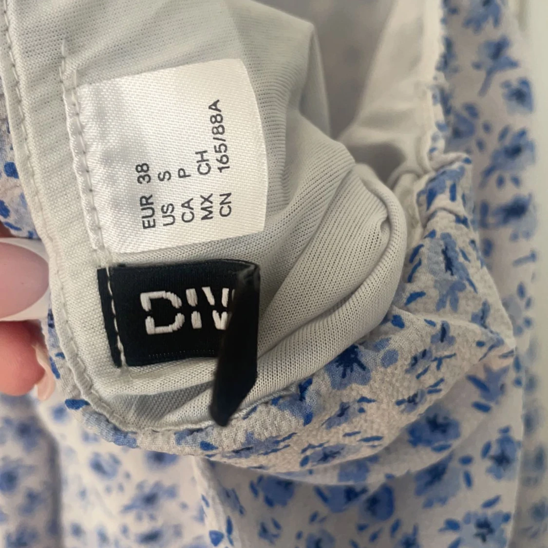 Blommig klänning vit/blå - 91