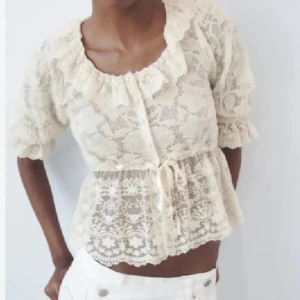 Zara spets volang blus - Vit spets volang blus från zara, i nyskick med prislappen kvar. Nypris 429