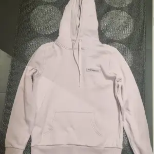 Ny oanvänd hoddie av märket Peak performance. Orginal. Färgen är lätt syrenlila men den rätta färgen är svårt att få fram på bilderna Storlek M damstorlek  Skiv gärna om ni undrar över något 🥰