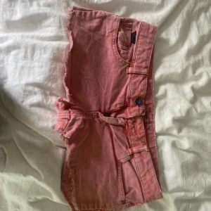 Fina röda lågmidjade Pull & Bear shorts - Midjemåttet är 39 cm Använd fåtal gånger🩷