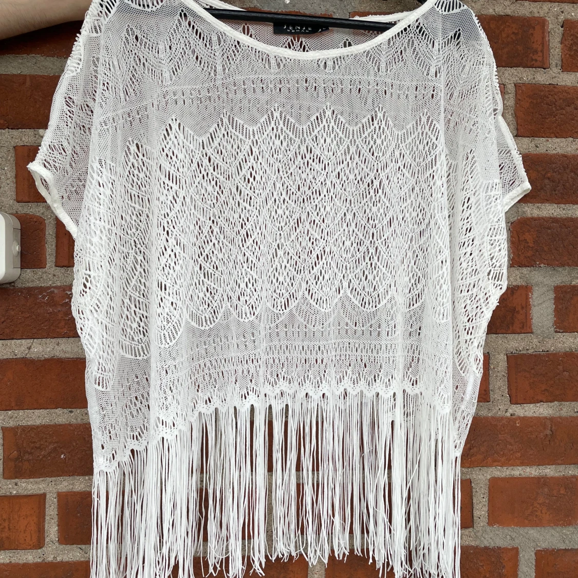 Snygg topp i spets med fransar. Strl L