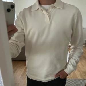 Långärmad piké  - Ljusbeige tröja från These Glory Days, använd ett fåtal gånger så skicket är väldigt bra. 