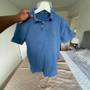 Säljer denna Ralph lauren piké då jag bytt stil. Köpt på boozt för 976kr. Använd ett få tal gånger därav 10/10 skick. Priset är inte skrivet i sten vid snabb affär. Vid minsta fundering hör av er🤝