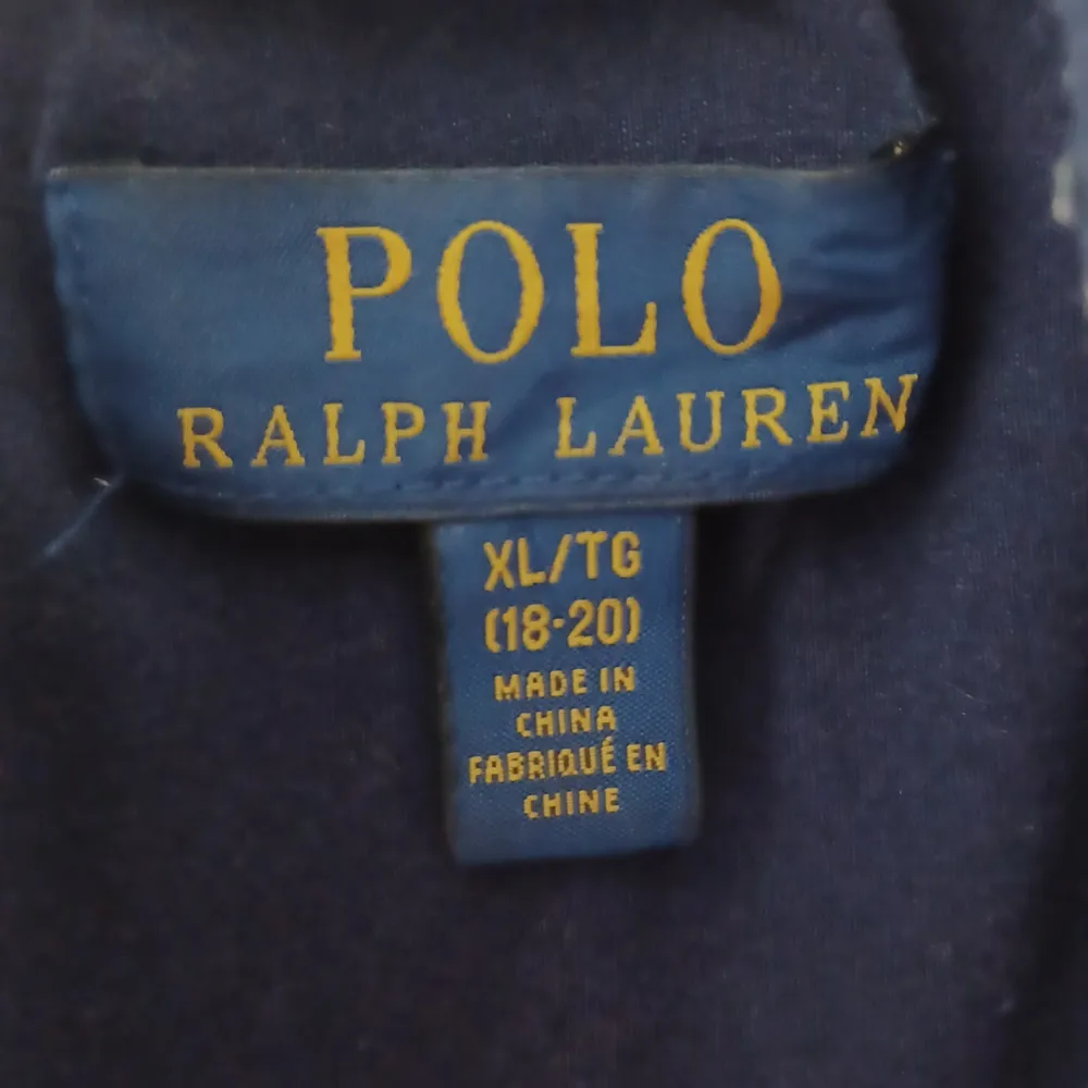 Hej!Säljer nu denna exklusiva ralph lauren jackan.Jackan passar någon som är 175 till 180 cm lång.Det är den perfekta höstjackan och den kan man till och med väckla ut en luva i kragen.Skicket är 10/10.Hör av er vid funderingar.👍. Jackor.