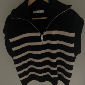 Stickad tröja  - Stickad tröja/väst från zara med zip.  Använd fåtal gånger  