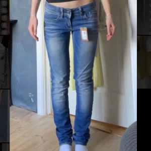 Lågmidjade jeans  - Skit snygga Low waisted jeans från g-star raw💕 Midjemåttet rakt över: 37 cm Innerbenslängden: 86 cm
