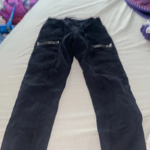 Fina byxor  -  Ett par lite finare leggings för ett bra pris storlek 146-152 från Lindex