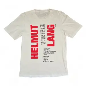 En vit/röd Helmut Lang T-shirt i storlek medium. Väldigt bra skick förutom att en liten text har sprickor i sig, annars nästan i nyskick. Normal i storleken. Nypris 2000. Skriv i DM om ni är intresserade eller har frågor. Kan även skicka fler bilder.