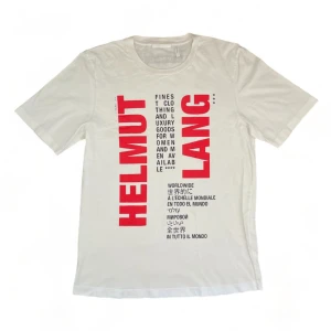 Helmut Lang T-shirt  - En vit/röd Helmut Lang T-shirt i storlek medium. Väldigt bra skick förutom att en liten text har sprickor i sig, annars nästan i nyskick. Normal i storleken. Nypris 2000. Skriv i DM om ni är intresserade eller har frågor. Kan även skicka fler bilder.