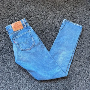 Levis 511 29/32 - Levi’s jeans 511 i färgen blå. Storlek 29/32. Fint skick, nypris 1099, köp för endast 299kr. Hör av dig vid frågor🙌