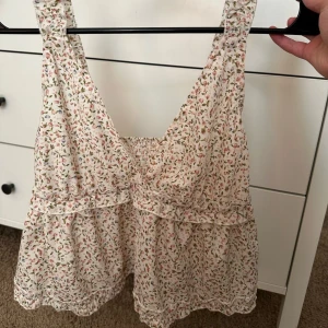 Topp - Säljer jättesöt och somrig topp i storlek XS för endast 39 kr!❤️ 