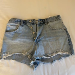 Jeansshorts  - Säljer jeansshorts från Zara i storlek 36🥰