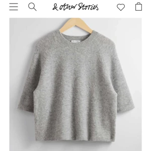 Stickad t-shirt - Stickad t-shirt från & other stories. Använda fåtal gånger så är i nyskick, nypris 790 kr.