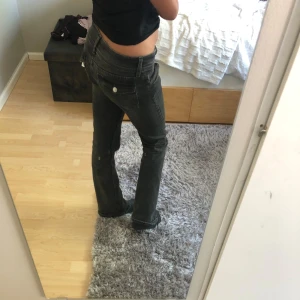 gråa lågmidjade jeans med snygga fickor💓 - Jag säljer dessa suuuper snygga jeans från Gina tricot. De är lågmidjade och har väldigt fina fickor. De passar tyvärr inte mig längre så därför säljer jag dom❤️ pris kan alltid diskuteras! 