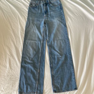 Jeans monki  - Blåa jeans från monki i bra skick. Raka, men något vidare i benen. Storlek 25, så ungefär som strl 34/36. 
