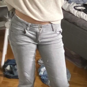 Grå jeans  - Gråa jeans från Gina i superbra skick!