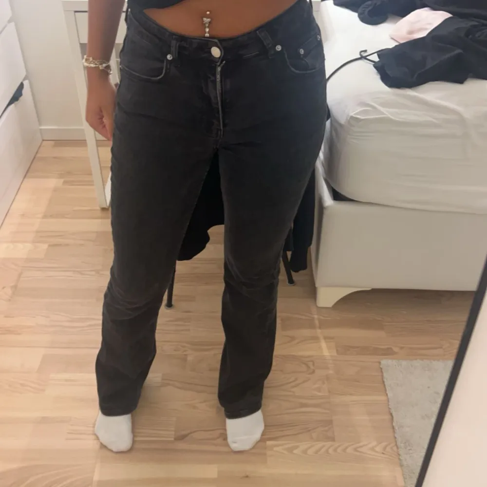  Säljer dessa ut snygga svarta jeans från Gina Tricot. Jeansen är använda fåtal gånger men är fortfarande i bra skich och de är mid waist. De är i storlek 34 men passar mig som även har storlek 36. Jag är 165 cm och jeansen är perfekta i längden.. Jeans & Byxor.