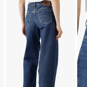 Lee jeans  - Lee Jeans🤍 har köpt second hand så vet inte exakt modell men de ser ut som deras ”Loose rider”. 