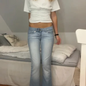 Lågmidjade ljusblåa jeans - Jättesnygga! Skit bra färg, midjemått: 74cm innrebenslängd: 80cm!