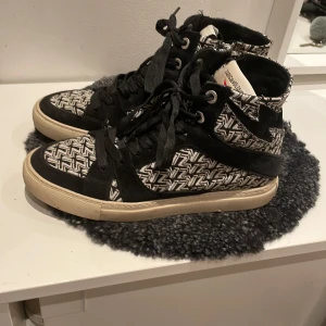 Zadig&Voltaire  - Jag säljer dessa Zadig & Voltaire skor, dem är i storlek 39 och är stora i storleken!💓 skicket på skorna är 8/10. Priset går att diskutera!💓💓💓💓