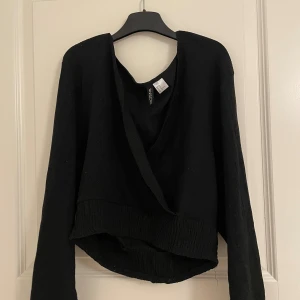 Svart topp från  - En svart topp i storlek M