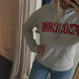 Så cool hoodie i storlek M och toppenskick 🥰 Från Moschinos kollektion med hm :)