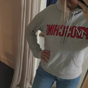 Hm x Moschino hoodie - Så cool hoodie i storlek M och toppenskick 🥰 Från Moschinos kollektion med hm :)