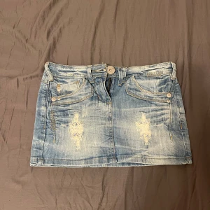  Jeans kjol - Midjemått 35cm, längd 29cm. Bra skick 🩷