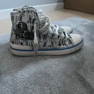 Isabell Marant skor  - Säljer mina isabell Marant skor för att dom inte kommer till användning längre!! Skorna är små i storleken därav att jag säljer mina, dom ör i jättebra skicka och så snygga nu till hösten!🧿💙🦋