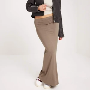 grön långkjol - grön/beige/brun långkjol från nelly så fin!