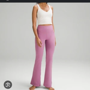 Lululemon tights  - Lululemon bootcut-tights i rosa. Använda två gånger. Skriv vid fler bilder eller intresse 🩷