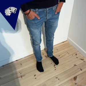 NUDIE JEANS GRIM TIM - Riktigt Snygga Nudie jeans Grim Tim | Skick: 9/10 | Strl W29 L32 | Vårt pris 549 kr | Modellen är 180 cm | Hör av dig om du undrar någonting!
