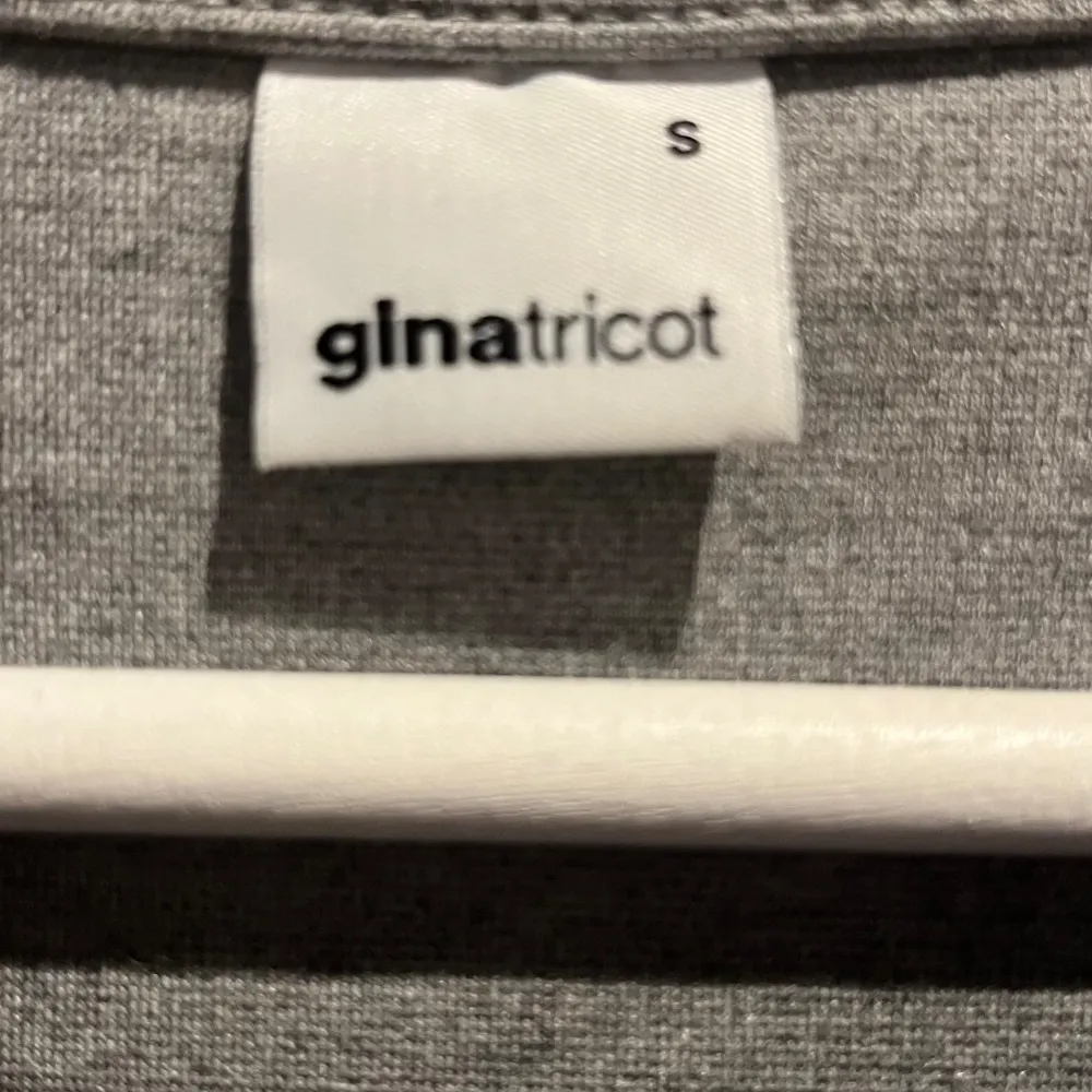 Fin klänning/ kort från Gina Tricot , storlek S, passar ( 34-36) material stretch , bra skick. . Klänningar.