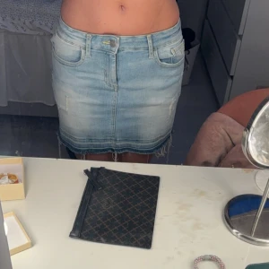Jeans kjol Calvin Klein  - Jeans kjol ifrån Calvin Klein, jättebra skick!🥰
