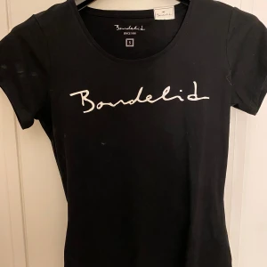 T-shirt  - I nyskick med lamporna kvar.