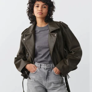 Skinnjacka från Ginatricot - Superfin jacka från GinaTricot. Slutsåld på hemsidan och köpt för 699kr. Aldrig använd så är i nyskick. Sveka inte på att kontakta mig om du har några frågor! 💕