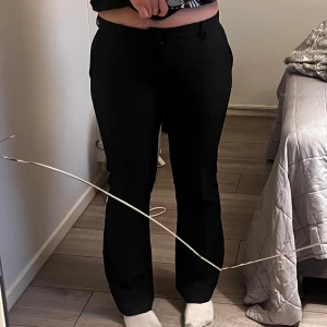 Vera kostymbyxa - Ett par kostymbyxor från Bikbok som är otroligt fina. Jag väljer att sälja eftersom att jag använder ett par andra. Använda några gånger (köpta för 500 kr).