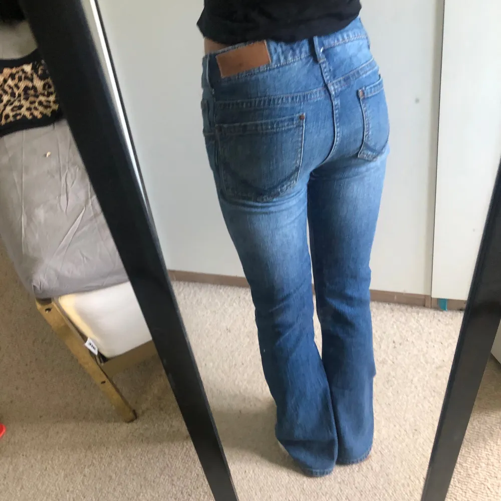 Jeans jag säljer pga för stora  Innerbenslängd:60 cm. Jeans & Byxor.