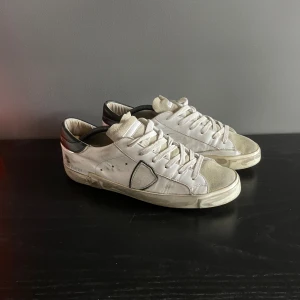 Philippe model - Riktigt snygga Philippe model skor i storlek 40. Skorna är i fint skick med inga tydliga defekter. Pris kan diskuteras vid snabb affär ✌️