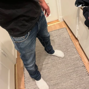 Tiger of Sweden jeans  - Hej, Säljer min fina tiger of Sweden jeans i storlek 32/32 slimfit. Modellen är runt 180 lång och runt 65 kg. Den är sparsamt använd och passar perfekt nu till sommaren. Först till kvarn:)