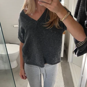 Stickad tshirt - Grå stickad tshirt/väst från Jacqueline de Yong i storlek S 🩷