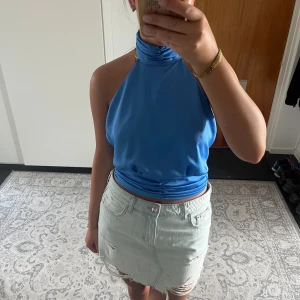 Blå halternecktopp - Superfin blå halterneck topp med öppen rygg! Stl 38. 120kr+frakt