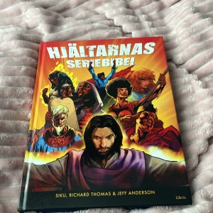 Hjälstarnas seriebibel - Hjältarnas seriebibel i topp skick, aldrig läst därför säljer vi den så någon kan läsa den💓 pris kan diskuteras🙈