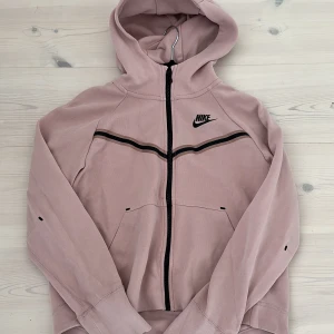 Pink nike tech hoodie  - Använd pink nike tech hoodie i storlek 146 barn. I bra skick 