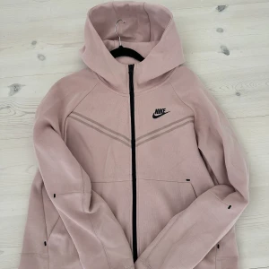 Pink nike tech hoodie - Använd pink nike tech hoodie i storlek s.  I bra skick