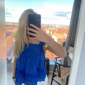 Blå topp - FÖRSTA BILDEN ÄR LÅNAD!! Jättegullig topp från mango. Köptes för ett tag sedan men den är aldrig använd. Inga defekter. Storlek S men passar lätt någon som vanligtvis bär XS eller M. Priset går att diskutera.